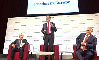 Schröder und Orban warben für mehr diplomatische Versuche, den Ukrainekrieg zumindest durch einen Waffenstillstand zu beenden. - Matthias Röder/dpa