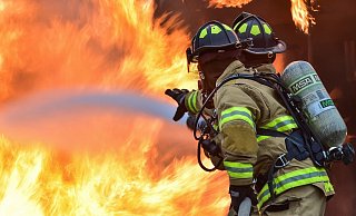 In 2018 legten drei Erwachsene und ein Jugendlicher mehrere Brände, die die Feuerwehr löschen musste (Symbolbild) - Pixabay/skeeze