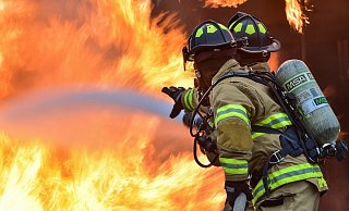 Symbolbild: Feuerwehrleute beim Einsatz an einem Brandort. - Pixabay