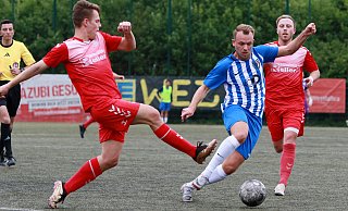 FC Bad Oeynhausen und SV Heide-Paderborn trennten sich 2:0. Hier im Zweikampf Kai Adrian (Mitte, FCO) und Jon Jakobsmeyer. - Ingo Büchel