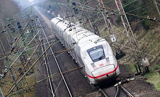 Ein Brand an einem Stellwerk sorgte für Verspätungen auf der Strecke Hannover-Berlin. - Julian Stratenschulte/dpa