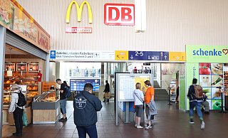 Zwei der betroffenen Mieter: Die Bäckerei Lange und der Bahnhofskiosk Schenke werden demnächst woanders Brötchen, Kaffee und andere Snacks verkaufen. - Holger Kosbab