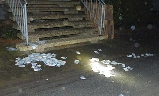 Bei ihrer Flucht verloren die Einbrecher vor der Volksbank Frotheim zahlreiche Geldscheine. - Polizei Minden-Lübbecke