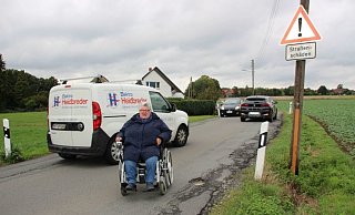 Ilse Forsch-Speckmann ist mit Rolli auf der Deppendorfer Straße unterwegs. Die Fahrer der Autos auf diesem Foto waren langsam und rücksichtsvoll. Das ist leider nicht immer so. - Ansgar Mönter