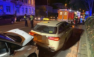 Ein Ford Fiesta ist auf ein vorausfahrendes Taxi aufgefahren. - Ralph Meyer