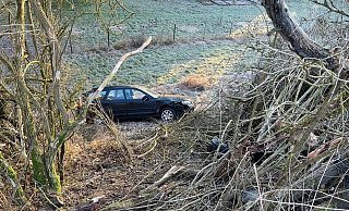 Der Senior war mit einem Auto unterwegs, das noch Sommerreifen aufgezogen hatte. - Polizei