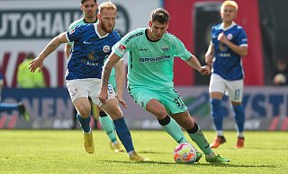 SCP-Akteur Maximilian Rohr (r.), hier im Hinspiel gegen Rostocks Nils Fröling, rückt wohl in die Abwehrkette. - picture alliance / Eibner-Pressefoto