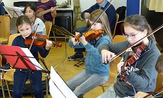 Elisabeth Samaschkin (vorn, v. l.), Noa Luisa Longobardi und Joline Wetstein haben Freude, gemeinsam mit anderen Musikschülern zu musizieren. Foto: Musikschule Enger-Spenge - Musikschule