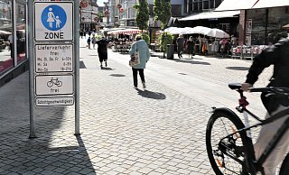 Der Eingang zur Fußgängerzone Marktstraße von der Grubestraße her - einige Radfahrer fahren, andere schieben ihre Räder. - Neue Westfälische