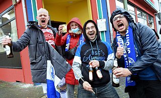 An der August-Bebel-Straße gab es beim "Howzit" ein Drive-In-Freibier für Arminia-Fans. - BARBARA FRANKE