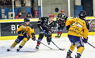 Matyas Kovacs und die Herforder Ice Dragons sind zurück auf dem Eis und treffen gleich im ersten Spiel nach Ende der Quarantäne auf die Rostock Piranhas. - Yvonne Gottschlich
