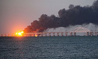 Flammen und Rauch steigen von der Krim-Brücke auf, die das russische Festland und die Halbinsel Krim über die Straße von Kertsch verbindet. - Uncredited/AP/dpa