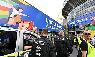 Polizisten und Ordner sichern das deutsche Achtelfinale gegen Dänemark in Dortmund. - Bernd Thissen/dpa