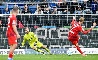 Hoffenheims Oliver Baumann (l.) parierte einen Elfmeter des Bochumers Lukas Daschner. - Uwe Anspach/dpa