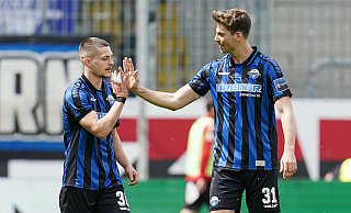 Florent Muslija (l.) hatte Paderborn mit einem wunderschönen Freistoßtreffer in Führung gebracht. Beim nicht minder sehenswerten 2:0 durch Maxi Rohr (r.) lieferte er die Vorarbeit. Doch am Ende war auch Muslija enttäuscht. - dpa
