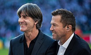 Joachim Löw, ehemaliger Bundestrainer (l) und Fußball-Experte Lothar Matthäus. - Tom Weller/dpa