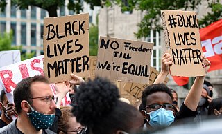 In zahlreichen Orten - wie hier in Bielefeld - solidarisieren sich Menschen mit George Floyd. - Barbara Franke