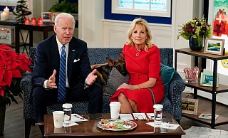 US-Präsident Joe Biden und First Lady Jill Biden senden mit Hund Commander Weihnachtsgrüße ans Militär. - Foto: Carolyn Kaster/AP/dpa