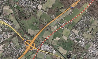 So könnte eine zweigleisige Bahnlinie parallel zur A 2 über Bad Salzufler Gebiet verlaufen. Auf Höhe der Werreauen hat das GutachterbüroSchüßler-Plan eine 1,8 Kilometer lange Talbrücke vorgesehen. Durch den Obernberg (rechts oben) würde dann ein 2,75 Kilometer langer Tunnel mit zwei Röhren führen. Diese Trasse ist jedoch erst mal nur ein Gedankenspiel, die konkrete Planung seitens der Deutschen Bahn steht noch aus. - Geobasis NRW