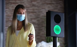 Wie viele Personen in einen Betrieb eintreten dürfen, kann an der C-Ampel individuell eingestellt werden. - Gauselmann