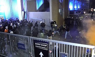 Bei den schweren Ausschreitungen durch Anhänger von Hansa Rostock in Paderborn sind Ende 2023 zahlreiche Personen verletzt worden. - Polizei Paderborn