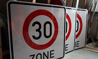 Auf dem Lippstädter Wegs in Stukenbrock-Senne wird viel zu schnell gefahren. Kaum jemand hält sich an die Maximalgeschwindigkeit von 30 km/h. - Nicole Sielermann