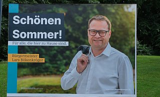 Bürgermeister Lars Bökenkröger wünscht parteilos einen "schönen Sommer". - Ulf Hanke
