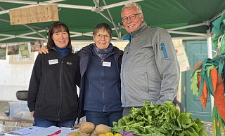 Regina Hillebrand (v. l.), Nicola Düro und Georg Brüggenthies stellten die Solidarische Landwirtschaft vor. - Julia Spiekerkötter