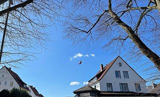 Der Rettungshubschrauber brachte die Verletzte ins Krankenhaus. - Feuerwehr Löhne