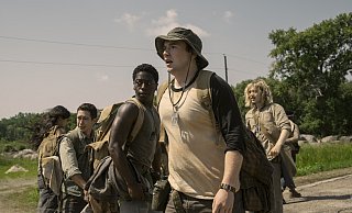 Noch sind alle auf den Beinen: Joshua Odjick als Parker, Jordan Gonzalez als Harkness, David Jonsson als McVries, Cooper Hoffman als Garraty und Charlie Plummer als Barkovitch (v. l.). - picture alliance/dpa/Lionsgate