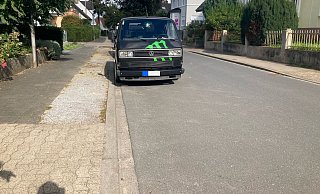 Blick auf Gehweg und Schotterstreifen, der offenbar auch ein Gehweg ist. Bis zum 17. September parkten auf dem Streifen - wie in den Jahrzehnten zuvor - die Anwohner ihre Fahrzeuge. - Jobst Lüdeking