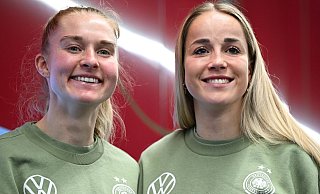 Kapitänin Giulia Gwinn (r.) und ihre Stellvertreterin Janina Minge - Arne Dedert/dpa