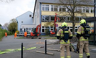 Bei Baggerarbeiten zwischen Erich-Kästner-Schule und Markus-Kindergarten wurde am Bastfelder Weg eine Gasleitung beschädigt. - Ralph Meyer
