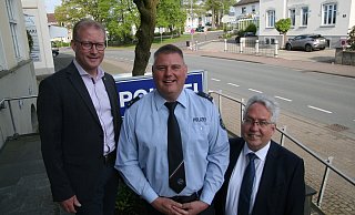 Empfang für den "Neuen". Bürgermeister Thomas Meyer (h.l.) und Landrat Jürgen Müller (v.r.) freuen sich über die Rückkehr von Mario Niemeyer (Mitte). - Felix Schwien