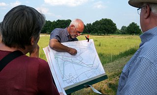 Gegenüber des Autohofs, direkt neben der Fußgängerampel, verläuft ein neuer Deich, der 2010 gebaut wurde. - Katharina Eisele