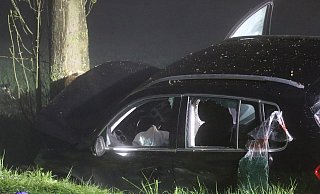 Bei einem schweren Verkehrsunfall auf der Bünder Straße in Enger musste ein 22-Jähriger aus seinem Auto befreit werden. - Claus Frickemeier