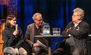 Verschiedene Prioritäten: Schülerin Angelina sorgt sich um die Umwelt, Christian Kastrop (M.) und Elmar Brok um den Frieden. - Dennis Angenendt