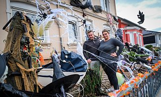 Etliche Stunden haben Sascha Zöllner und Nadine Wangorsch aus Herford damit verbracht, das Haus passend zu Halloween zu dekorieren. Geister, Spinnen, Hexen - alles ist dabei. - Kathrin Weege
