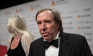 Günter Netzer steht beim «Ball des Sports» in Frankfurt auf dem Roten Teppich. - Sebastian Christoph Gollnow/dpa