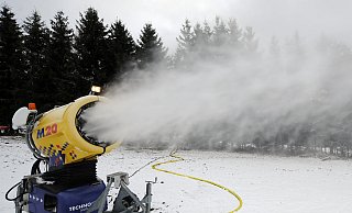 Schneekanonen sollen die Wintersportbedingungen im Sauerland verbessern. Hier ein Bild aus der vergangenen Saison. - picture alliance / dpa