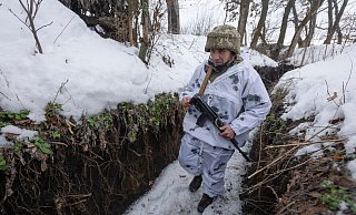 Ein ukrainischer Soldat geht an der Frontlinie zu prorussischen Rebellen in der Region Donezk in einem Schützengraben entlang. - Foto: Andriy Dubchak/AP/dpa