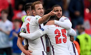 Englands Spieler um Harry Kane (l) jubeln nach dem Führungstreffer. - Laurence Griffiths/Getty Pool/AP/dpa