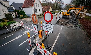 Für den normalen Verkehr ist an der Schrankenanlage an der Baustelle Fürstenweg Schluss. Linienbusse, Müllabfuhr und Einsatzfahrzeuge werden durchgeleitet. - Besim Mazhiqi