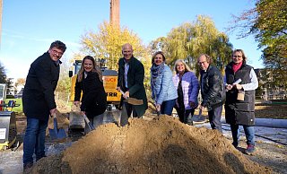 Architekt Thorsten Hoffjann, Miriam Stock (GfS), Dezernent Ingo Nürnberger, Heidi Lämmchen, Petra Michael (Bauamt), Bezirksbürgermeister Mike Bartels und Silke Schäfer (ISB) beim ersten Spatenstich. - Peter Unger