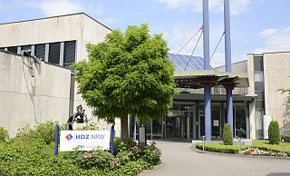 Das Herz- und Diabeteszentrum NRW (HDZ) in Bad Oeynhausen ist Deutschlands größtes Herztransplantationszentrum. Seit 1989 werden hier Medizinstudenten der Ruhr-Universität Bochum ausgebildet. - Marcel Mompour (HDZ NRW)