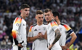 Deutschlands Kai Havertz (l-r), Joshua Kimmich, Toni Kroos und Ilkay Gündogan stehen zusammen. - Federico Gambarini/dpa