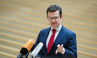 Der neue Bundesjustizminister Marco Buschmann will Verstöße gegen eine mögliche allgemeine Corona-Impfpflicht mit Bußgeldern ahnden. - Foto: Kay Nietfeld/dpa