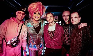 Sänger Chris Harms (l-r) mit der Travestie-Künstlerin Olivia Jones, Gitarrist Pi, Keyboarder Gerrit Heinemann und Bassist Klaas Helmecke in Hamburg. - Axel Heimken/dpa