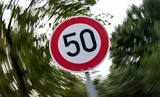 Teilweise gilt auf der B61 zwischen Gütersloh und Bielefeld bis voraussichtlich Ende nächster Woche Tempo 50. - Symbolfoto/picture alliance