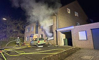 Feuerwehr Lichtenau ist mit sechs Einheiten im Einsatz. Zwei der sieben Bewohner müssen rettungsdienstlich behandelt werden. Eine Katze wird vermisst. - Ralph Meyer